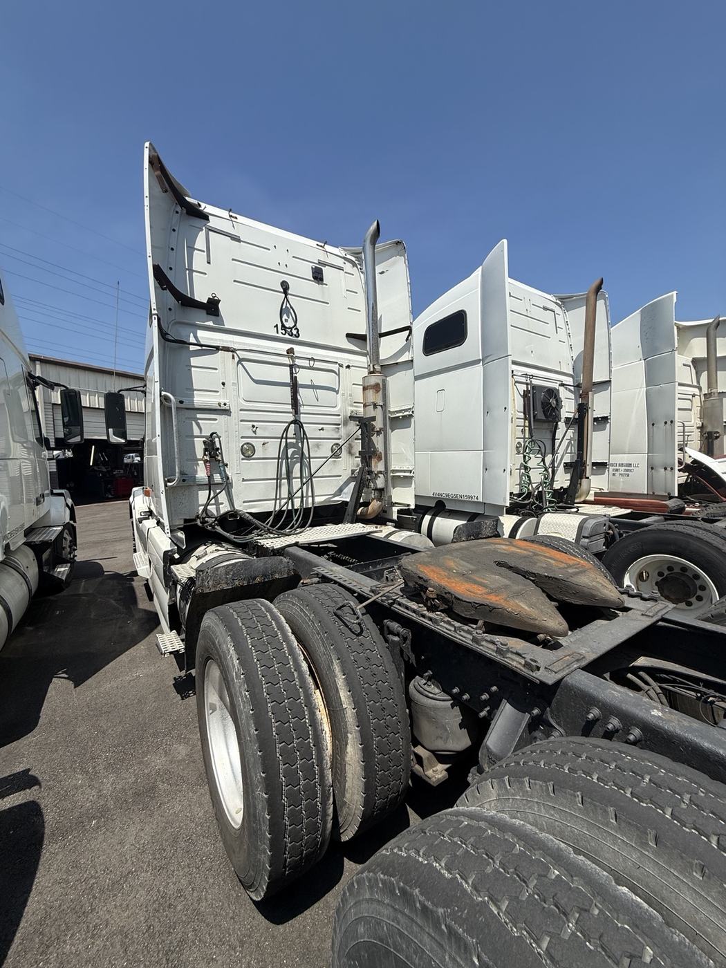2006 Volvo VNL Sleeper with Deer Guard